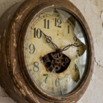 Jam Rusak yang Tetap Berdetak