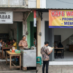 Warung Rame vs Warung Sepi